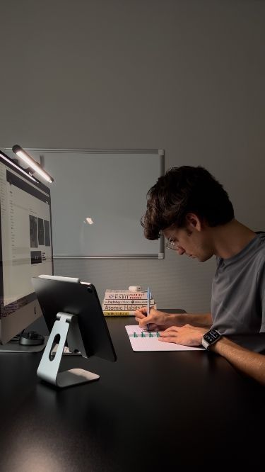 Interfaz digital en laptop con componentes limpios